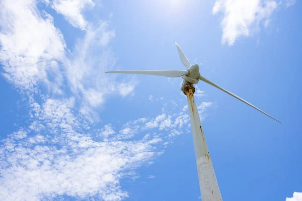 蓝天上的风力涡轮机 — 图库照片