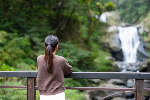 Жінка Дивиться Водоспад Тайваню — стокове фото
