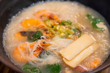 Karidesli pirinç vermicelli deniz ürünleri kasesi.