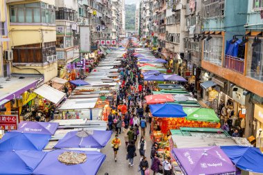 Mong Kok, Hong Kong - 31 Ocak 2022: Akşam Fa Yuen Caddesi