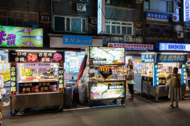 Taipei, Tayvan - 27 Eylül 2022: Taipei 'deki Raohe Caddesi Gece Pazarı 