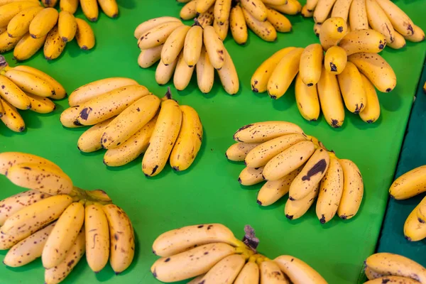 Sprzedaż Bananów Stole Mokrym Rynku — Zdjęcie stockowe