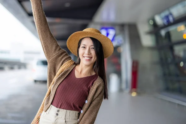 旅行の女性は空港で旅行に行く — ストック写真