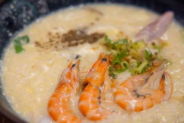 餐馆里的海鲜虾粥饭碗 — 图库照片