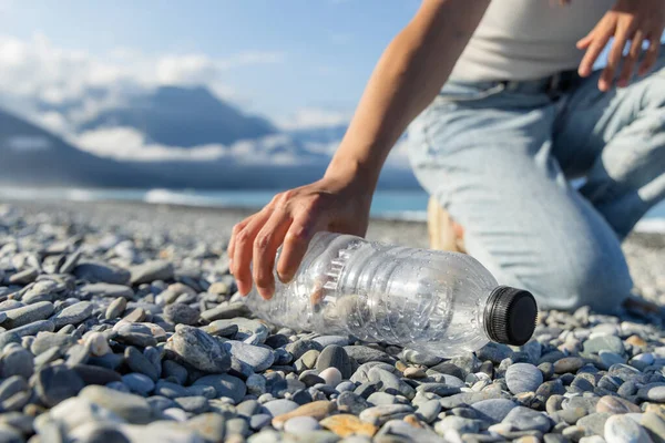 Plajda Plastik Şişe Temizleyen Bir Kadın Eli — Stok fotoğraf