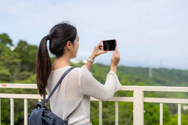 Woman Use Mobile Phone Take Photo — Stockfoto