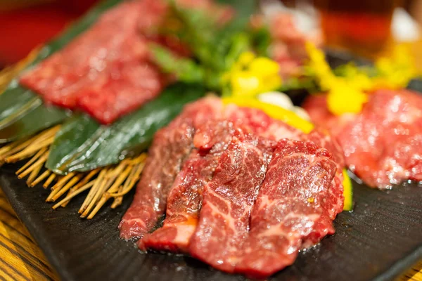 Φέτα Ακατέργαστου Κρέατος Βοείου Κρέατος Στο Κορεατικό Εστιατόριο Μπάρμπεκιου — Φωτογραφία Αρχείου