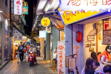 Tayvan - 20 Mart 2023: Tayvan 'daki Tamsui sokak pazarı