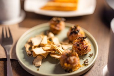 Kahve dükkanında pirinç köftesi.