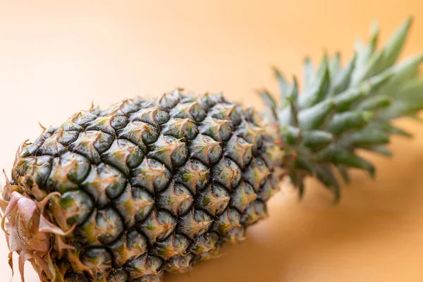 Ananas Maturo Sul Tavolo — Foto Stock