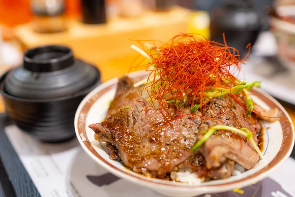 Pieczona Miska Ryżu Wołowego Japońskiej Restauracji — Zdjęcie stockowe