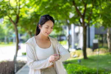 Kadınlar akıllı saatiyle egzersiz yapar.