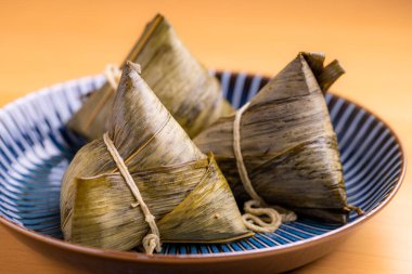 Ev yapımı ejderha teknesi festivali için geleneksel pirinç köftesi.