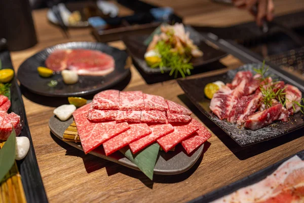 Φέτα Του Νωπού Βοείου Κρέατος Στην Ιαπωνική Ψησταριά Εστιατόριο — Φωτογραφία Αρχείου