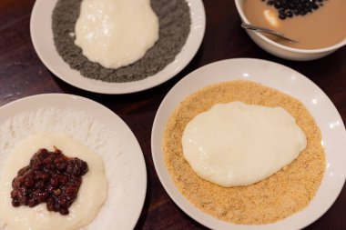 Sütlü ve fıstıklı Mochi hamuru. 