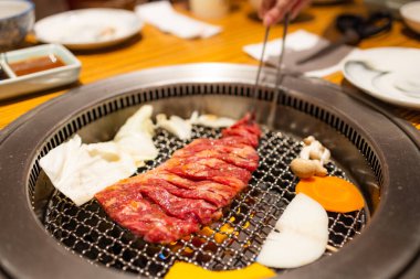 Izgara için çiğ biftek ve domuz dilimi. 