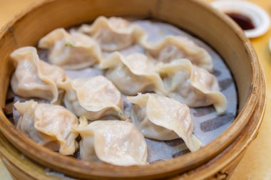 Geleneksel haşlanmış et köftesi sepeti.