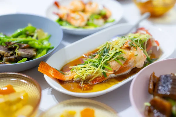 Čínská Rodina Večeře Asijskou Kuchyní Potravin — Stock fotografie