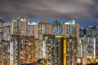 Hong Kong - 19 Haziran 2023: Hong Kong Kowloon tarafında gece