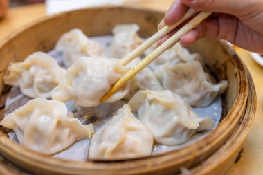 Geleneksel haşlanmış et köftesi sepeti.