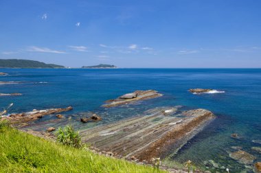 Taipei 'nin kuzey sahillerinde deniz ve mavi gökyüzü
