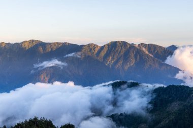 Hehuanshan, Taroko Milli Parkı 'nda. Tayvan' da bulut denizi olan güzel bir dağ sırası.