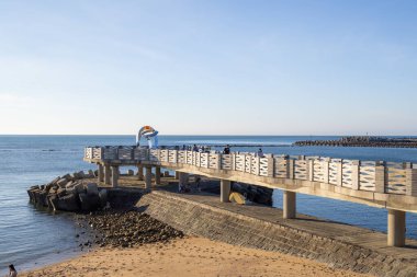 Tayvan - 15 Temmuz 2023: Taipei 'nin kuzey kıyısındaki körfezin yanında yürüyüş