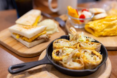 Tayvan ekmeği ve yumurta.