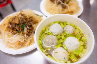 Tayvan yerel restoranında balık köftesi çorbası ve kızarmış pirinç vermicelli.