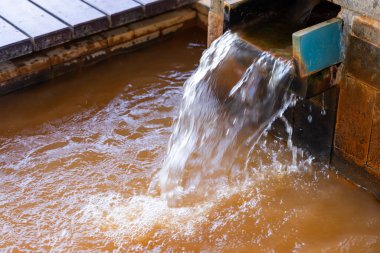 Tayvan 'ın Jinshan kentindeki musluktan onsen suyu geliyor.
