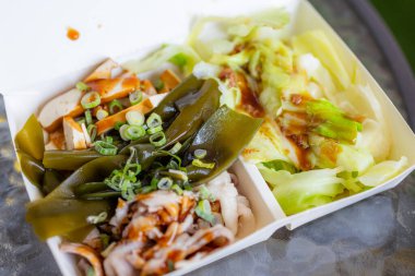 Tayvan 'da domuz ve sebzeli paket servis kutusu.