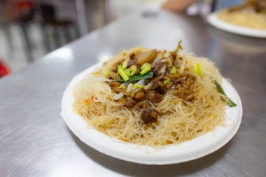 Tayvan yerel restoranında kızartılmış pirinç vermicelli.
