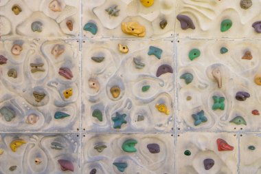 Açık havada kaya tırmanışı pratiği. 