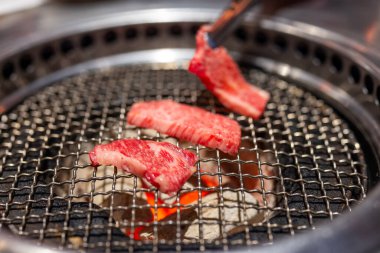 Japon restoranındaki metal ağda ızgara et.