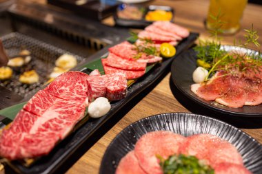 Japon Yakiniku ve restoranda taze et dilimi.