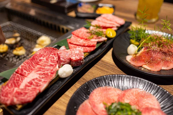 Japanisches Yakiniku Mit Frischen Scheiben Rindfleisch Restaurant — Stockfoto
