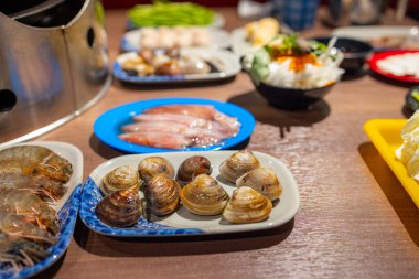 Lokantada taze et ve yiyecek ile güveç.