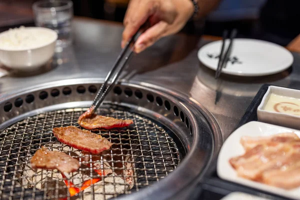 Ψητό Βοδινό Κρέας Στο Μεταλλικό Δίχτυ Στο Ιαπωνικό Εστιατόριο — Φωτογραφία Αρχείου
