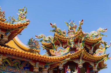 Çatıda ejderha heykeli olan Çin tarzı tapınak. 