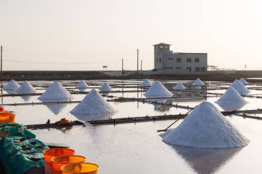 Jingzaijiao Tile gün batımında Tayvan 'ın Tainan şehrinde tuz tarlalarını asfaltladı.