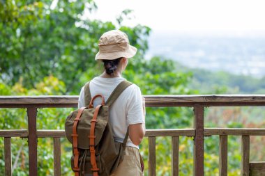 Kadın, ormandaki terasın manzarasına bak.