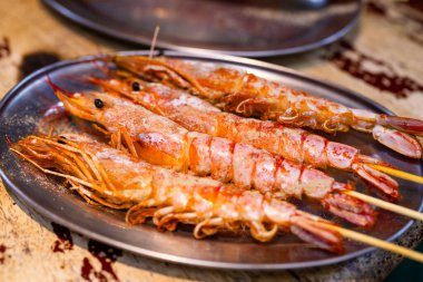 Yerel gıda mağazasında kızarmış karides yemeği.