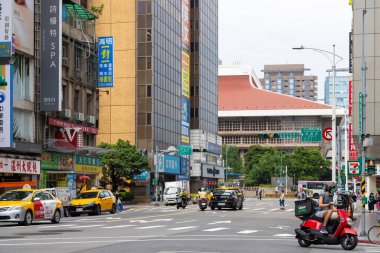 Taipei, Tayvan - 19 Eylül 2022: Taipei şehir caddesi Taipei ana istasyonu