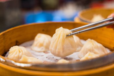 Restoranda Çin usulü çorba ekmeği.