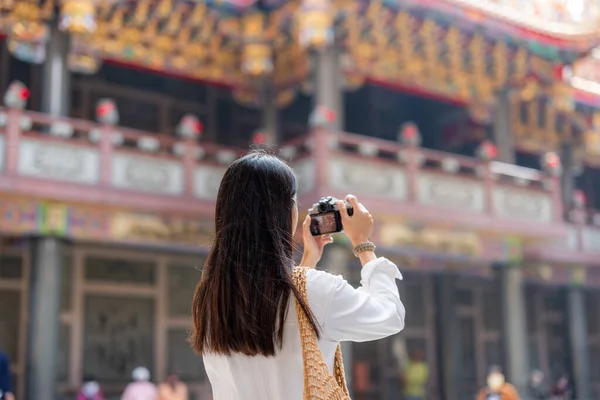 Mulher Usa Câmera Digital Para Tirar Foto Templo Chinês — Fotografia de Stock
