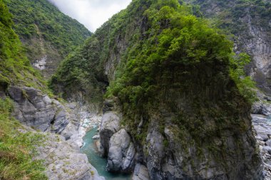 Hualien Taroko Vadisi 'nde Serene Liwu Nehri manzarası 