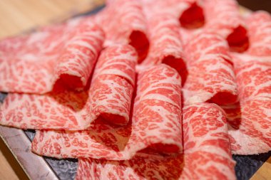 Hot pot restoranında taze çiğ et dilimi.