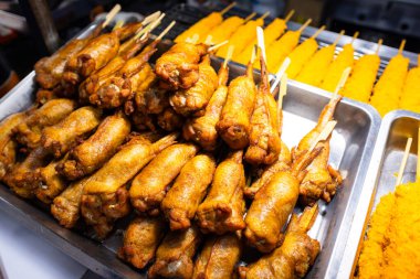 Sokak pazarında et şişi