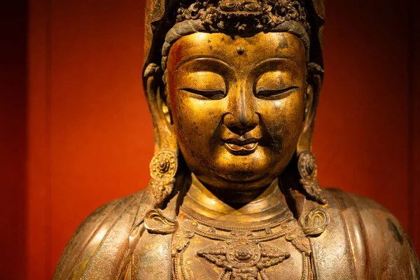 Standbeeld Van Boeddha Rode Achtergrond — Stockfoto