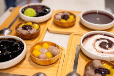 Geleneksel Tayvan Tatlısı esmer şeker jölesi, tatlı patates ve kardan buz yiyen boba.